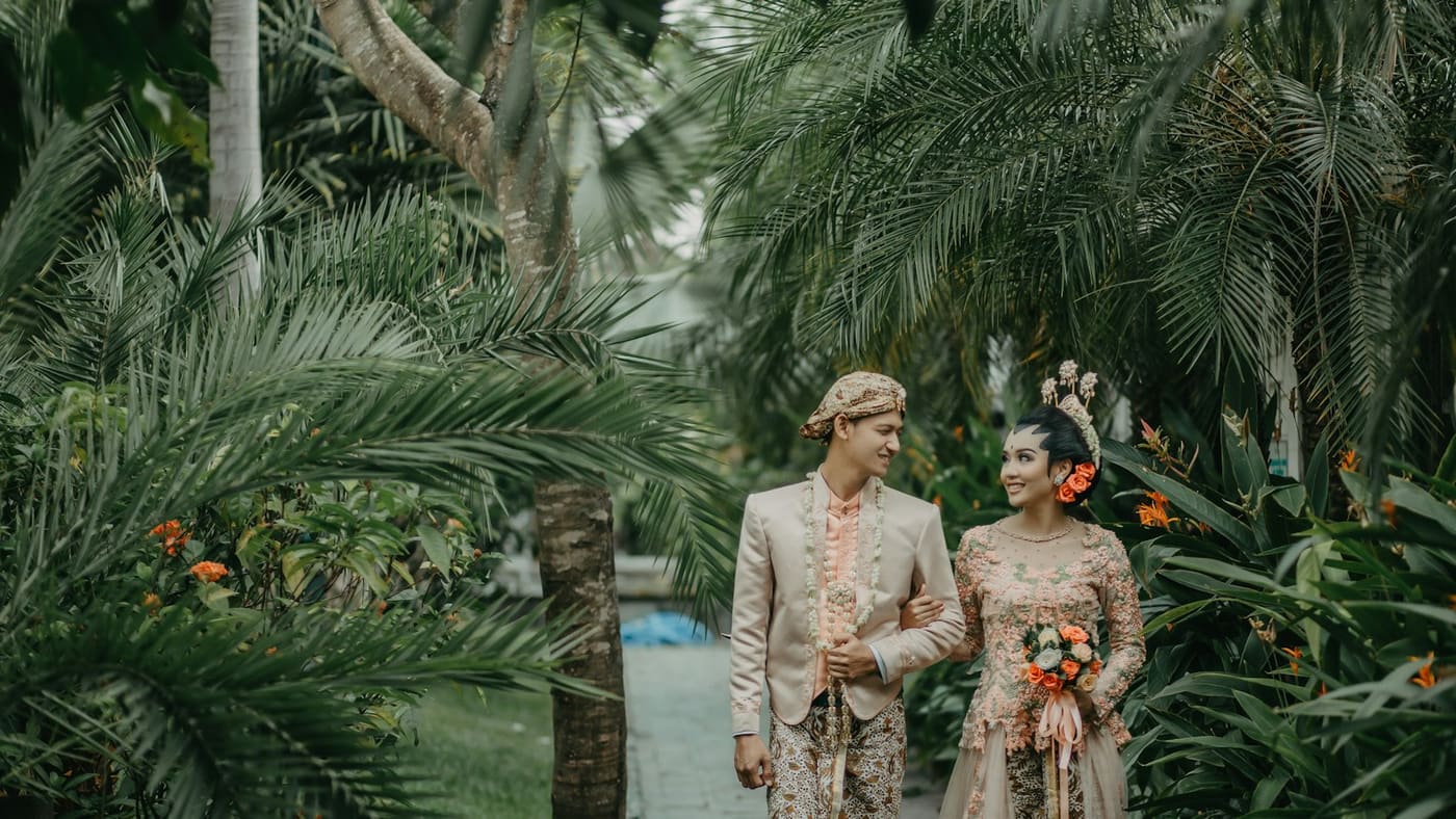 12 Ide Konsep Prewedding Sederhana di Rumah, Taman, Kafe, dan Kota
